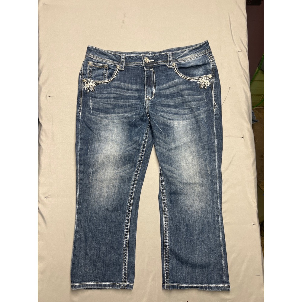 Grace in LA Easy Fit Capri Jeans Womens 32 Medium Wash Embroidered Sequin Crop